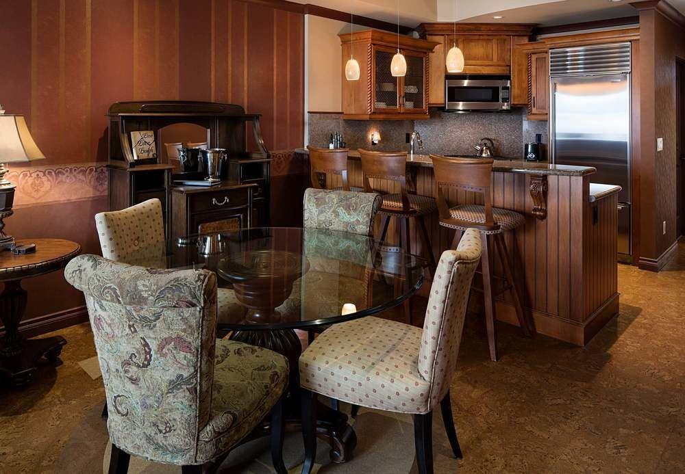The Royal Kelowna - Bellstar Hotels & Resorts Экстерьер фото