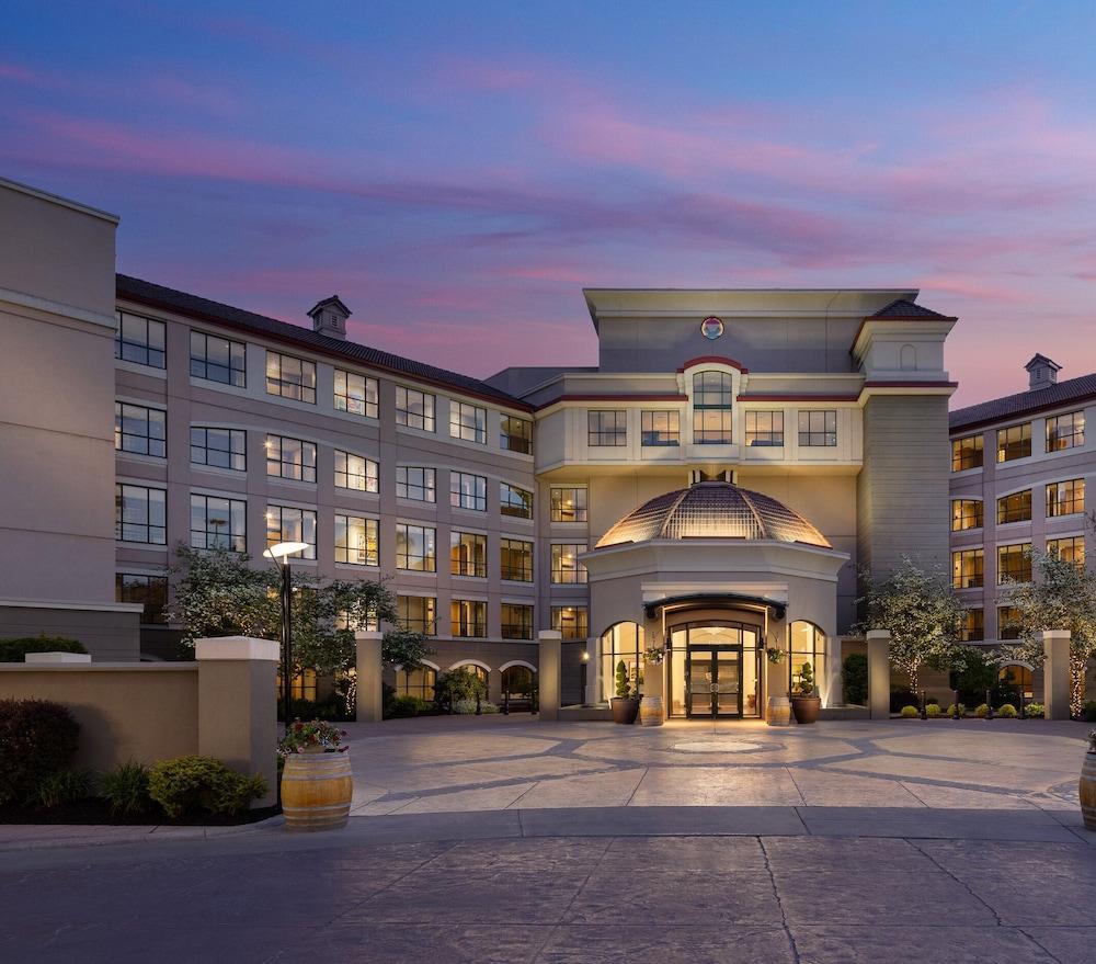 The Royal Kelowna - Bellstar Hotels & Resorts Экстерьер фото
